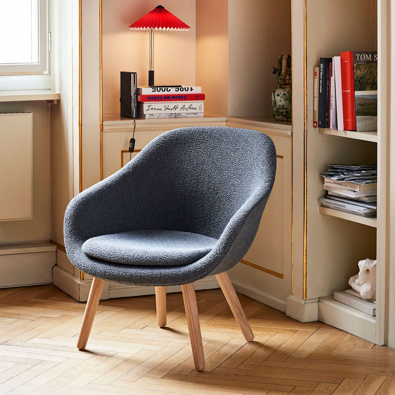 About a Lounge AAL82 Lounge Chair Black Oak